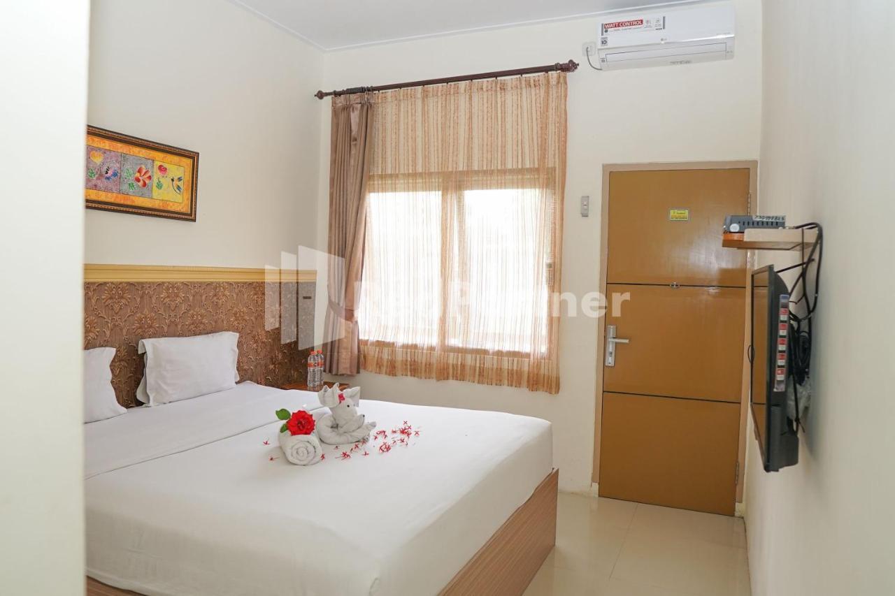 Adisa Homestay Near Saiful Anwar Malang Exterior foto